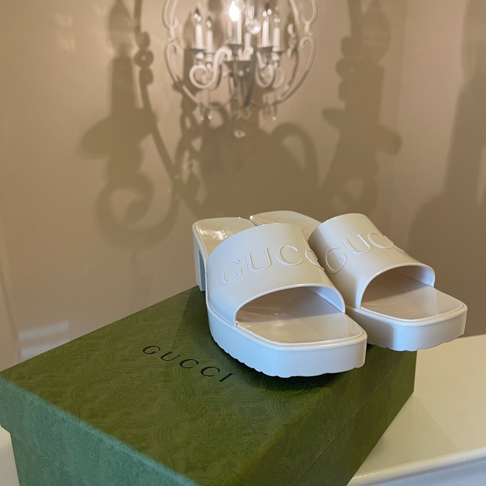 Gucci women’s white rubber slide sandals